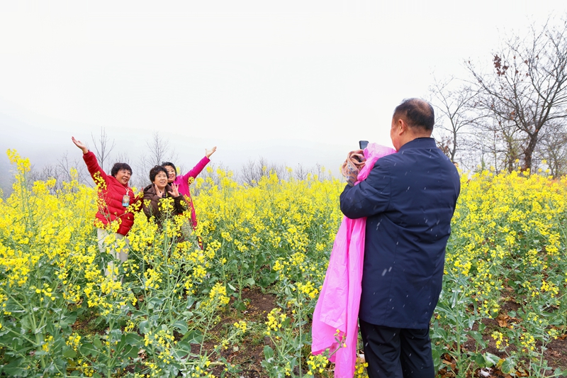 3月28日,旅客们在陕西汉中的油菜花海中拍照打卡。熊国栋摄
