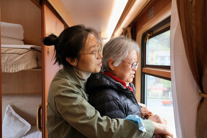 慢节奏的旅行模式,让子女在旅途中有更多时间陪伴父母。熊国栋摄