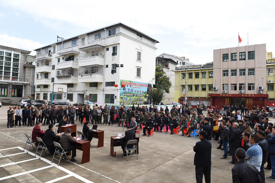 2018年,明溪县人民法院生态巡回审判庭首次公开审理非法猎捕案件,以案释法(资料图)。明溪县人民法院供图