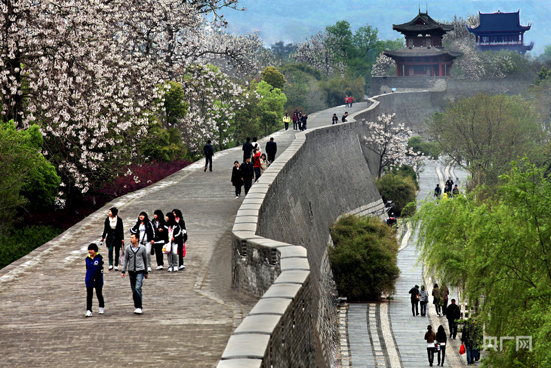 游客在赣州宋城古城墙上漫步,欣赏城市风景(央广网发 胡怀军 摄)