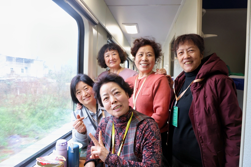 Y710次“环秦岭”银发旅游专列上,旅客们合影留念。熊国栋摄