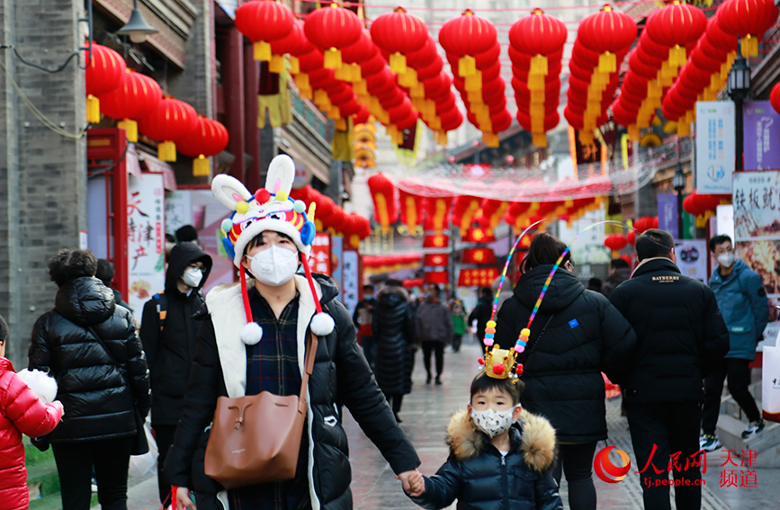 天津古文化街张灯结彩，游人如织。人民网 陶建摄