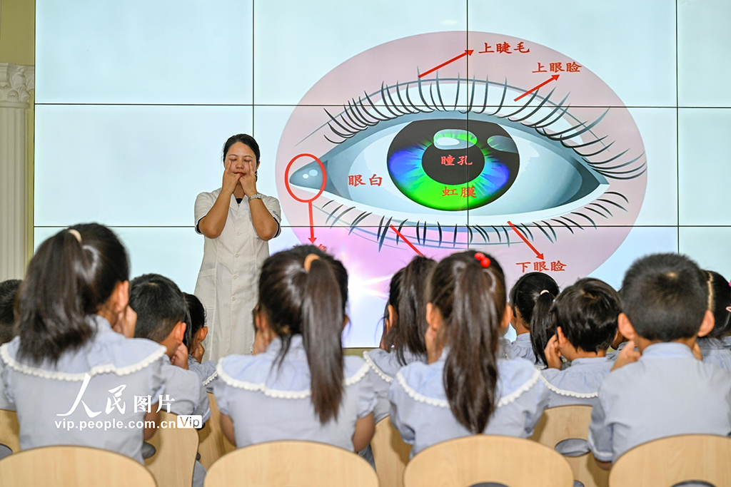 2025年6月4日,安徽省合肥市庐阳区海棠街道长江路幼儿园京福分园内,小朋友们正在参与"爱眼护眼"主题教育活动。赵明摄(人民图片网)