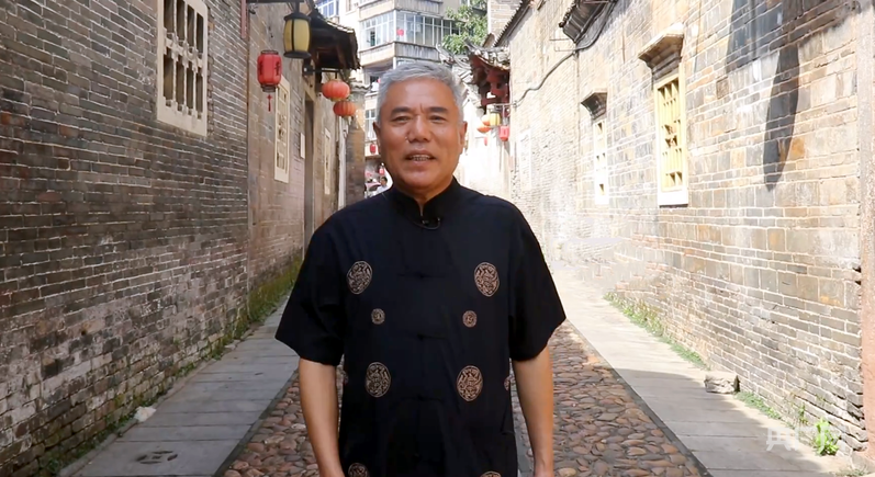 陆川在灶儿巷讲述历史文化街区保护的故事(央广网记者 刘培俊 摄)