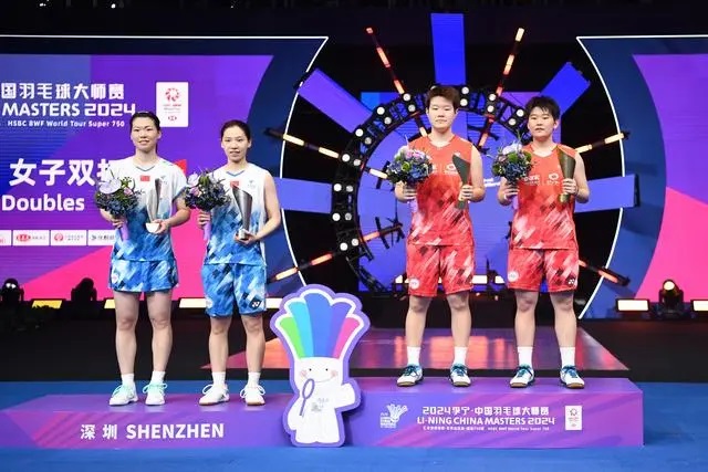 11月24日,刘圣书(右二)/谭宁(右一)与李怡婧/罗徐敏(左一)在颁奖台上合影。新华社记者 梁旭摄
