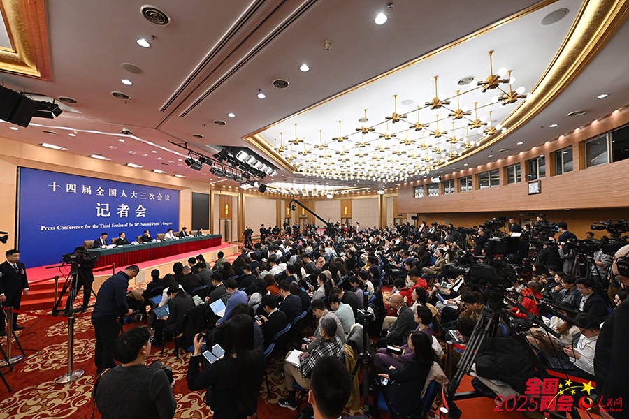 民生主题记者会现场。人民网记者 翁奇羽摄