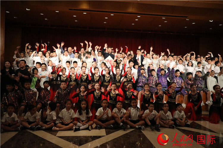 中美青少年艺术交流汇演活动结束后,嘉宾们与学生们合影。人民网记者 李志伟摄