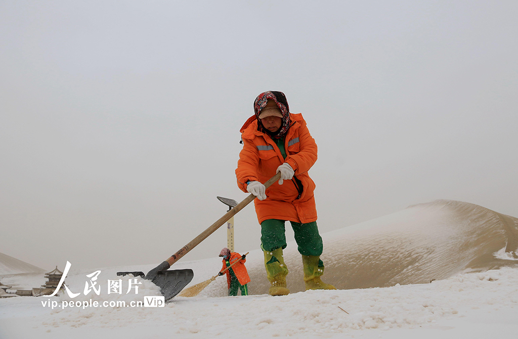 甘肃敦煌：清理景区道路积雪【6】