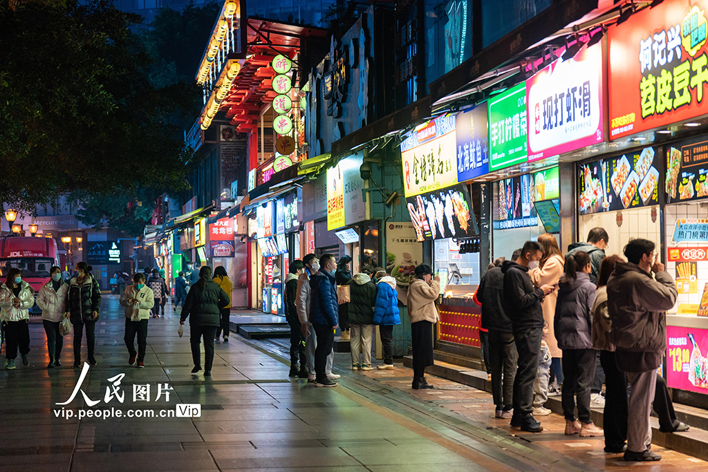 重庆：旅游景区陆续开放 夜经济逐渐回归【2】