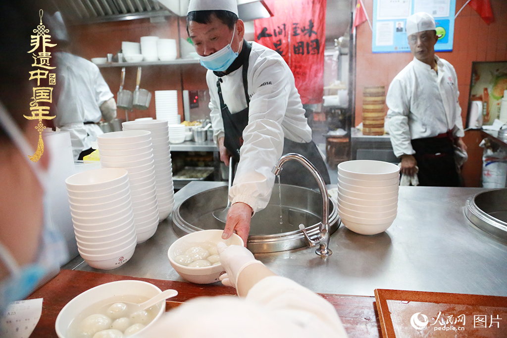 2025年2月11日午饭时分,上海豫园宁波汤团店门庭若市,师傅盛汤团一碗接一碗,忙得不可开交。人民网记者 龚莎摄