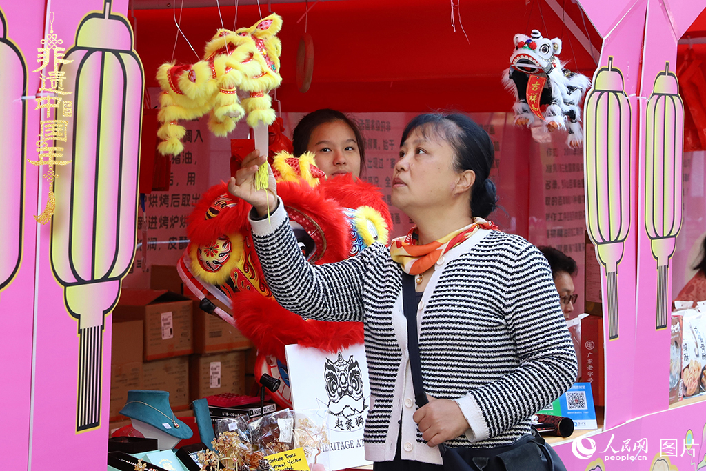 2025年2月11日,2025深圳节日大道元宵奇妙会暨深潮文化周活动现场,市民正在选购广东醒狮。人民网 江佳玲摄